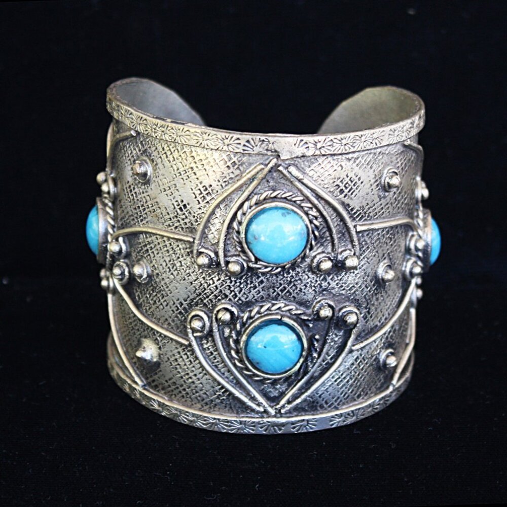 Vintage Native American Bracelet With Turquoises and Elaborated Craftsmanship